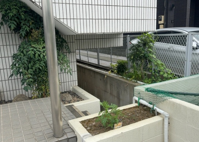 【庭】 | ダイホ―プラザ相模原 | 物件によっては、入居者が個人的に使用できる専用庭がついているものもあります。また、住宅の中にある土間の部分を庭と呼ぶこともあります。庭の用途は住む人によって変わり、それによってデザインもさまざまです。