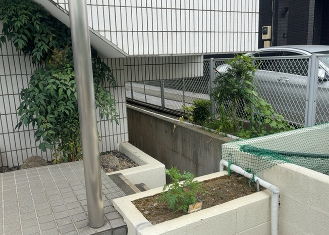 【庭】 | ダイホ―プラザ相模原 | 物件によっては、入居者が個人的に使用できる専用庭がついているものもあります。また、住宅の中にある土間の部分を庭と呼ぶこともあります。庭の用途は住む人によって変わり、それによってデザインもさまざまです。