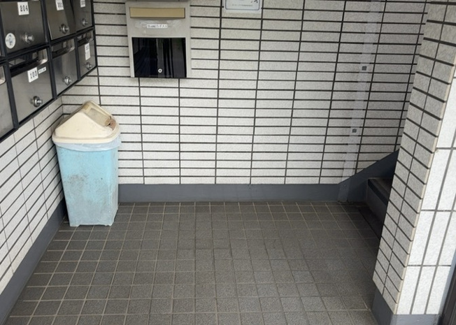 【ロビー】 | ダイホ―プラザ相模原 | ラウンジは、マンションの共用スペースに椅子やテーブルなどを配置した利用者が寛げる空間です。屋内型ラウンジと屋外型ラウンジがあります。共用部分の管理状況と合わせて、詳細については現地でご確認ください。