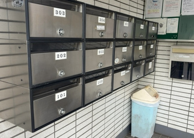 【設備】 | ダイホ―プラザ相模原 | エントランス付近に設置されている集合ポストは、住んでいる部屋と離れているため、ポストをあさるなど誰かに何かされていても被害に気づきにくいです。入居する時には他人に特定されにくい番号で鍵をかけましょう！