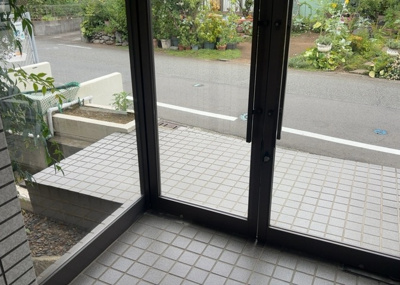 【ロビー】 | ダイホ―プラザ相模原 | ロビーというと、エントランスと何がちがうの？と思いますよね。実はロビーとエントランスには明確な決まりはありません。物件によっては、エントランスを入って広がるある程度の広さのある空間がロビーとなります。