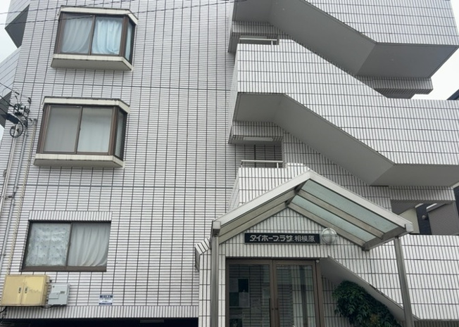 【現況写真】 | ダイホ―プラザ相模原 | 道幅が広い場所は日当たりや風通が良好です。幅が広いのですれ違いも可能ですし大きな車でも駐車可能！一方で、大型車が通ることも多くなるため交通量の増加により騒音に繋がります。また土地の値段が高くなります。