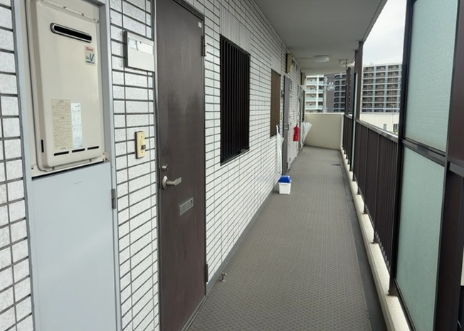 【玄関】 | ダイホ―プラザ相模原 | 玄関は家の顔でもあり、家族以外の目にも止まる場所です。玄関は外との間を仕切る扉、靴などをしまっておく収納スペース、靴脱ぎのたたきスペース、来客とのやり取りをするドアホンなど複数のアイテムからなります。