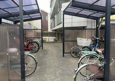【駐車場】 | ダイホ―プラザ相模原 | 車一台あたりに必要なスペースは、標準サイズの普通自動車で横幅2m50cm、長さ5mは必要になります。ただし、乗降のことも考慮して横幅3m30cm、長さ5m50cmほどは確保できるところを選びましょう。