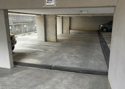 【駐車場】 | ダイホ―プラザ相模原 | 駐車場と明記されていても、最小スペースでつくられた駐車場だと大型車は駐車できなかったり、出入りしにくくなったりする可能性があります。お車のサイズと購入したい物件の駐車場のサイズを現地で確認しましょう。