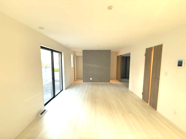 グラファーレ前橋市南町４期　新築戸建ての居間・リビング|リビング一角にはカウンター付きスタディーコーナー付きです♪
カウンターキッチンなのでお料理をしながら会話もできます。
夕食の支度をしながら、お子様の様子も見られて自然と会話も増えますよ♪
