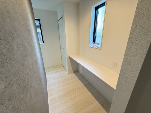 グラファーレ前橋市南町４期　新築戸建ての居間・リビング|リビング１角にスタディーコーナー付きです。在宅ワークやお子様の勉強スペースにいかがでしょうか。