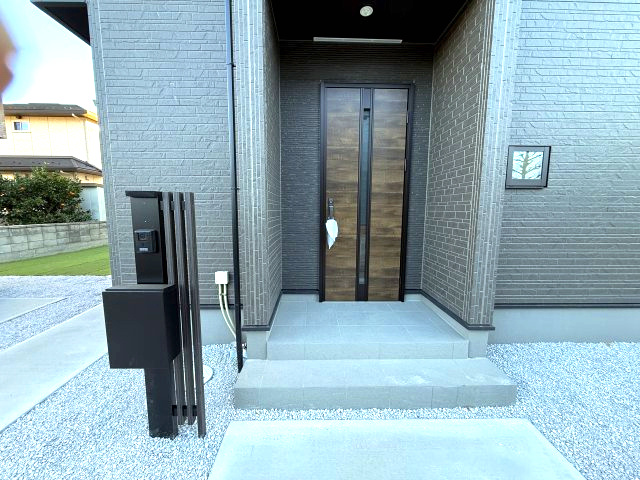 グラファーレ前橋市南町４期　新築戸建ての玄関|おしゃれな玄関に仕上がっています♪モニター付きインターホンも標準装備です！