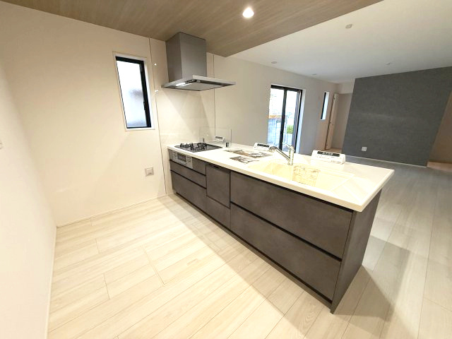 グラファーレ前橋市南町４期　新築戸建てのキッチン|人気のカウンターキッチン採用です☆
コンロも３口ご用意しています！調理スペースも広くストレスなくお料理できます。
浄水器つきなので美味しいお水も飲めますよ♪