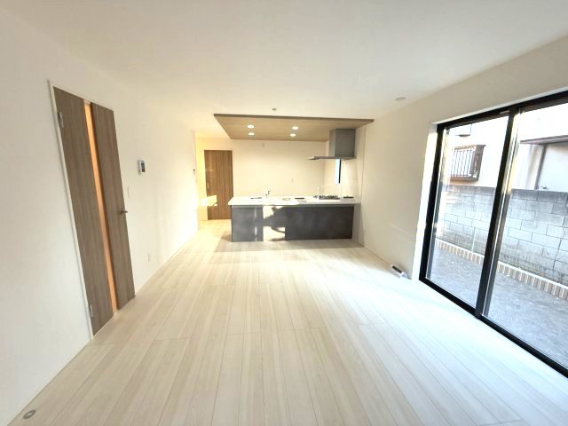グラファーレ前橋市南町４期　新築戸建ての居間・リビング|カウンターキッチンなのでお料理をしながら会話もできます。
夕食の支度をしながら、お子様の様子も見られて自然と会話も増えますよ♪