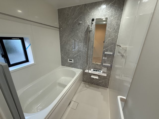 グラファーレ前橋市南町４期　新築戸建ての浴室|１坪タイプのフルオートバスです！
足を延ばして入れる広さなので一日の疲れも癒されますよ♪
室内物干しや浴室乾燥機もあるのでお天気の悪い日にはランドリースペースとしてもご利用できます！