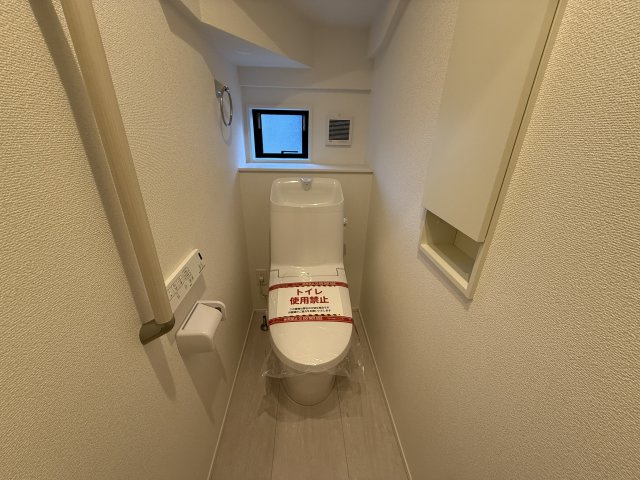 グラファーレ前橋市南町４期　新築戸建てのトイレ|1階トイレです。清潔感のある白を基調としています。
温水洗浄・便座暖房機能の付いた快適なトイレです☆