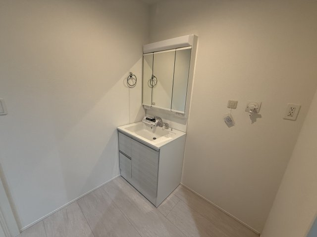 グラファーレ前橋市南町４期　新築戸建てのトイレ|1階トイレです。清潔感のある白を基調としています。
温水洗浄・便座暖房機能の付いた快適なトイレです☆