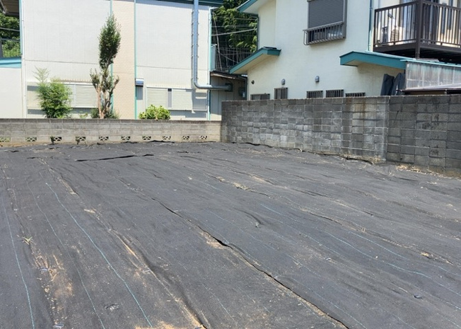 【外観】 | 家を建てる場合、方位は要チェックです。現実的に日当たりのよい家ならばリビングは南側、建築基準法でも北側に当たる家への配慮は求められています。土地を見学に行く際は、方位磁針を持って行くようにしましょう。