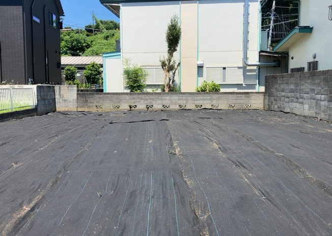 【外観】 | 土地を買う際、住む地域の自治体や福祉の補助制度にも注目してみましょう。子供や老人の医療補助やゴミ出しのルールなど、自治体によってルールに大きな違いがあるため、暮らしやすい土地で判断するとよいでしょう。