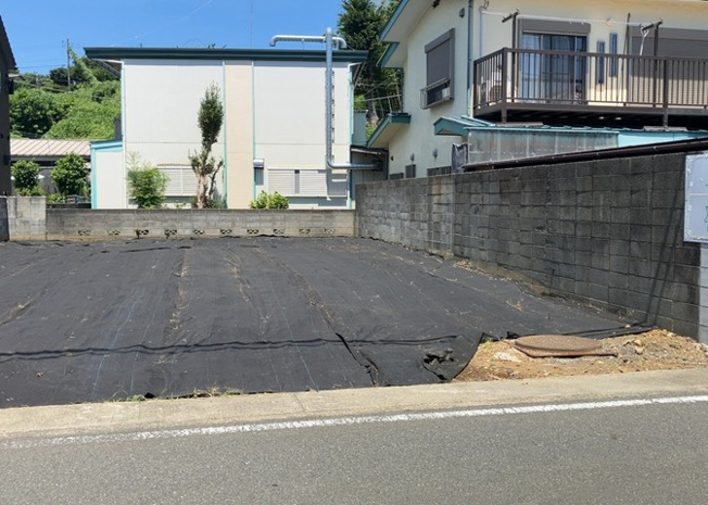 【外観】 | 土地の前の道路に消火栓が設置されていることがあります。この場合、道路交通法第45条第1項により、駐車禁止の場所が指定されています。そのため、車庫などの駐車スペースをつくることができない場合があります。