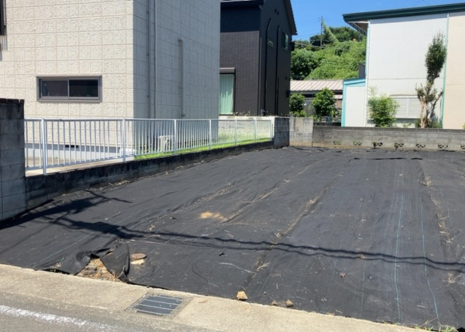 【外観】 | 現地に行くなら、物件の周囲の地形がどうなっているかを見ることも大切です。周辺より低くなっている土地では、大雨などで水が集まりやすいため、地盤が弱くなっているということも考えられるため、注意が必要です。
