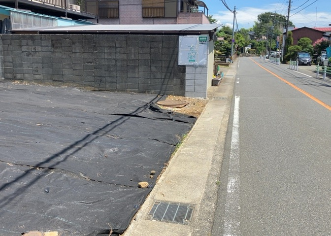 【外観】 | 土地購入を検討されている場合、境界杭がない状態で購入してしまうと境界確定測量をする必要があり、費用がかかります。購入の前に、売主、隣土地所有者立ち合いのもと境界を確定し境界杭を設置するのがベストです。