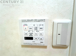常に新鮮な空気を室内に供給し、室内の換気を効果的に行います。湿気やニオイ等を排出し、健康な環境を維持。快適な室内温度と湿度を調整し、エネルギー効率も向上。居住空間の快適性と健康面の改善が期待できます。