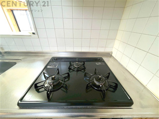 多数の調理器具を同時に使用でき、料理の効率化が可能。省エネで節約になり、様々な料理スタイルに適応できます。また、火力調整が独立しており、手入れや掃除もしやすく、今よりもっとお料理が楽しくなるかも。