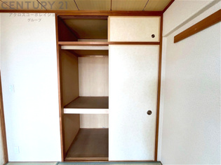 押入れは季節の衣類、寝具などを収納できます。伝統的な美しさと実用性が融合し、収納物を保護する調湿・換気効果があります。使い方によっては書類や小物なども効果的に整理でき空間を有効活用できます。