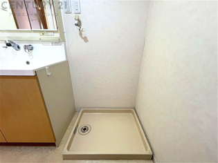 洗濯物の仕分け作業がしやすく、整理整頓が容易になります。洗濯音や湿気を他の部屋に持ち込まず、生活環境を快適に保ちます。上部を活用すれば収納スペースを確保でき洗剤や洗濯用品の整理もしやすくなります。