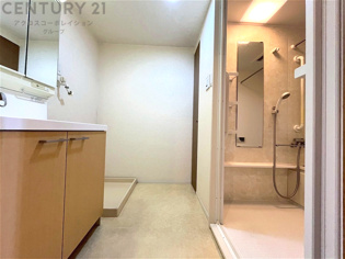 衣服の収納や脱ぎ着や整理整頓がしやすく、湿った衣類を乾燥させるスペースがありカビや臭いの発生を防ぎます。床の汚れを他の部屋に持ち込まず清潔を保つことができます。また快適な入浴環境の整備にも役立ちます。