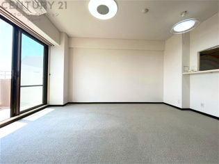 キッチン前のダイニングスペース　カウンターキッチンから料理の受け渡し等に便利です。ダイニングセットを置いても十分な広さを確保。