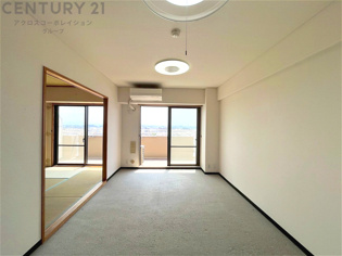 キッチン前のダイニングスペース　カウンターキッチンから料理の受け渡し等に便利です。ダイニングセットを置いても十分な広さを確保。