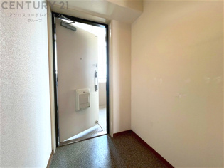 大きな玄関収納付きの玄関です　家族皆様の履物をしっかり収納できます
