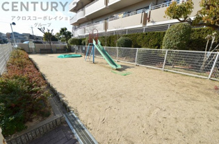 小・中学校の教育施設が徒歩10分圏内と通学便利で親御さんも安心。敷地の南側に公園があり子育て環境良好です。