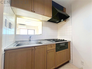 シンプルなデザインと使いやすさを兼ね備えた対面式システムキッチンは、効率的な作業スペースを提供し、家族やゲストとのコミュニケーションを促進します。