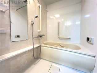 ユニットバスは省スペースでありながら、シンプルな設計と使いやすさを備え、簡便なメンテナンスが可能です。またミラー・小物置き場もあり便利です。