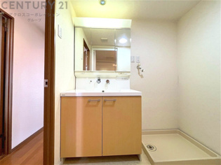 化粧品や洗顔料、歯ブラシなどの必需品をまとめて置ける収納スペースがあり、使用するたびに取り出す手間が省けます。また、水回りのため、濡れても大丈夫な素材が使用されており、お手入れが簡単です。