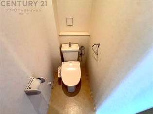 温水洗浄便座付トイレは温水洗浄機能により、暖かい水でおしりを洗浄することができ、冷たい水を使う従来の便座に比べ、温水洗浄機能で暖かいトイレを提供し、快適な使用を可能にします。