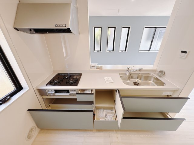 【LiveleGarden】小山市西城南 第5 全2邸のキッチン|〇2号棟キッチンスライド収納〇
大きな鍋やフライパンを収納できるスライド収納が完備されています。また、カウンターが広いので作業がしやすく、シンクやコンロなどのお手入れがしやすい仕様です。
