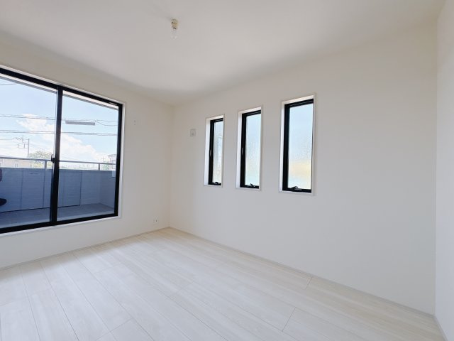 【LiveleGarden】小山市西城南 第5 全2邸の洋室|〇2号棟2F洋室6帖〇
プライベートバルコニーに面した洋室です。全居室バルコニーに面し、日当たり、風通しの良い居室です。
※2025年8月撮影〇