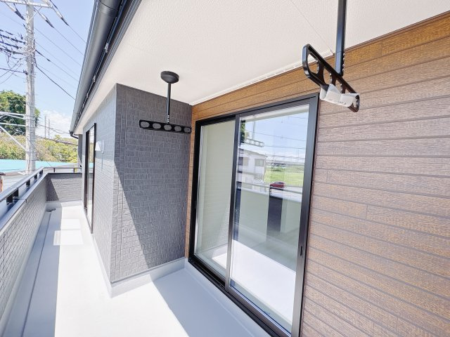 【LiveleGarden】小山市西城南 第5 全2邸のバルコニー|〇2号棟ワイドバルコニー〇
ワイド＆インナーバルコニーです♪二部屋から出入りできる広々バルコニーなのでお洗濯ものはもちろん、運ぶのが大変なお布団も楽々干せます♪
※2025年8月撮影〇