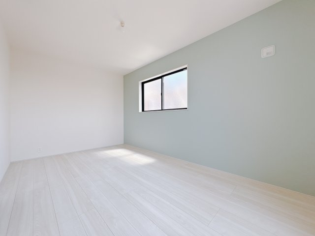 【LiveleGarden】小山市西城南 第5 全2邸の洋室|〇2号棟2F洋室8.5帖〇
大容量ウォークインクローゼット付き２階主寝室。バルコニーに面しているため、お洗濯干しもラクラク、明るいお部屋です。
※2025年8月撮影〇