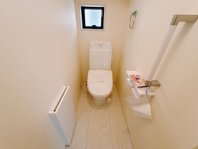 【LiveleGarden】小山市西城南 第5 全2邸のトイレ|〇2号棟高機能トイレ〇
うれしい手すり＆タオル掛け付きトイレ。ご家族様が多いご家庭の方も安心、もちろん２階にもございます！！お掃除のしやすいタイプの便座です。
※2025年8月撮影〇
