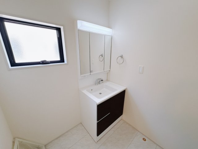 【LiveleGarden】小山市西城南 第5 全2邸の独立洗面台|〇2号棟洗面化粧台〇
三面鏡のウラやシンク下の収納、たっぷり！お手入れ楽々シャワー付き洗面化粧台。くもり止め付きのため、お風呂上りでも見やすい鏡です！
※2025年8月撮影〇