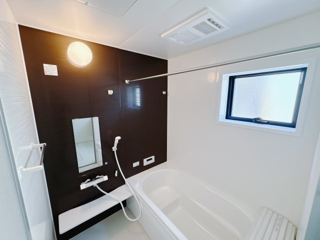 【LiveleGarden】小山市西城南 第5 全2邸の浴室|〇2号棟浴室〇
浴室暖房乾燥機も完備しておりますので、カビの心配が無いのはもちろん、雨の日のお洗濯物はお風呂で乾かせます。
※2025年8月撮影〇