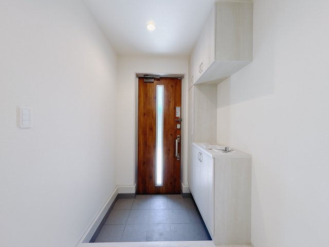 【LiveleGarden】小山市西城南 第5 全2邸の玄関|〇2号棟玄関〇
壁紙をホワイト一色で統一した清潔感あふれる玄関。
シューズボックスも容量たっぷりなので、ご家族皆様の靴をすっきりと収納可能！
※2025年8月撮影〇