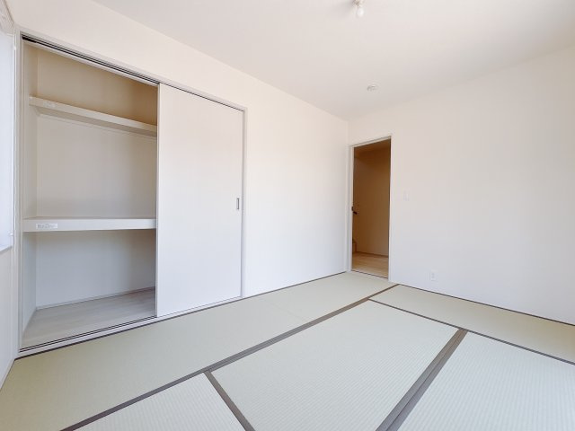 【LiveleGarden】小山市西城南 第5 全2邸の和室|〇2号棟和室６帖押入れ〇
和室の押入れには、予備の布団や枕、座布団などをすっきり収納することができます。
※2025年8月撮影〇
