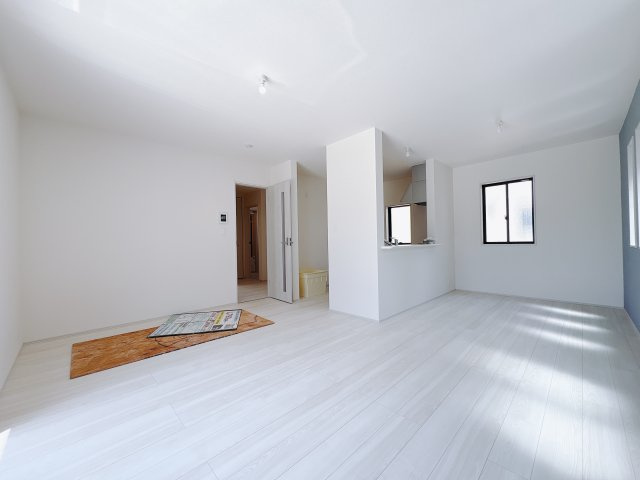 【LiveleGarden】小山市西城南 第5 全2邸の居間・リビング|〇2号棟LDK16.25帖〇
LDKは清潔感に溢れるホワイトで統一されており、太陽の光を反射し、いつも室内を明るく保つことができます。
※2025年8月撮影〇