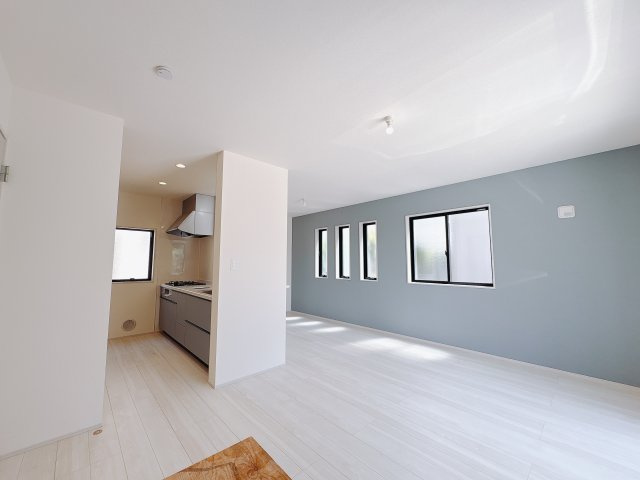 【LiveleGarden】小山市西城南 第5 全2邸の居間・リビング|〇2号棟LDK16.25帖〇
ダイニングは暖かい陽が射し、明るく広々とした印象です。大きなダイニングテーブルを置いても開放感のあるスペースです。対面式のキッチンだから、お料理の配膳も楽々。
