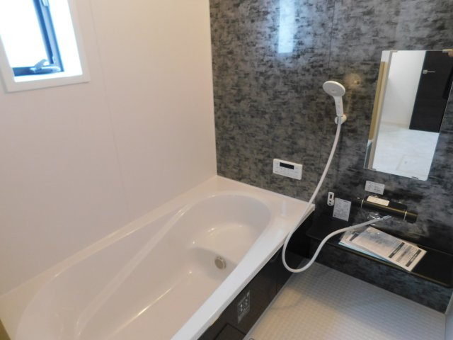 稲沢市平和町西光坊宮西の新築一戸建の浴室|◇浴室◇　　広い１坪サイズ（ＬＩＸＩＬ）・浴室暖房乾燥機・断熱浴槽・エコベンチ浴槽・お手入れ楽々カウンター・キレイサーモフロア・オートバス・バリアフリーバス・追い焚き・浴室窓あり