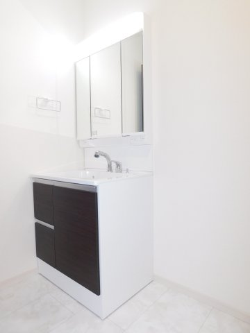 稲沢市平和町西光坊宮西の新築一戸建の独立洗面台|◇洗面室◇　　三面鏡シャンプードレッサー　くもり止め仕様　床下収納庫完備　　