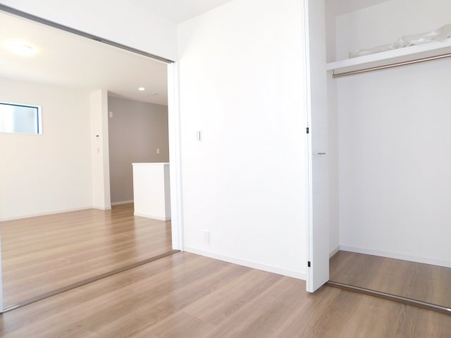 稲沢市平和町西光坊宮西の新築一戸建の洋室|◇１階洋室◇　　南面で明るい洋室４．５帖　全居室収納完備！　リビングの続き間としても利用できます♪