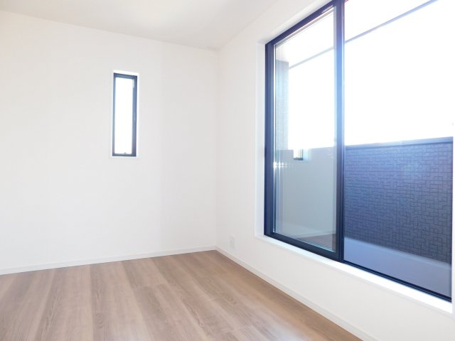 稲沢市平和町西光坊宮西の新築一戸建の洋室|◇２階洋室◇　　南面で明るい洋室５．４４帖　ウォークインクローゼット完備！　バルコニー付き♪